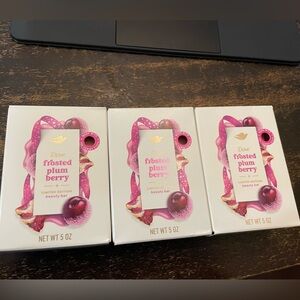 3 Dove Limited Edition Frosted Berry Scented Beauty Bar